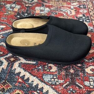Cushionaire size 8 black fabric clog